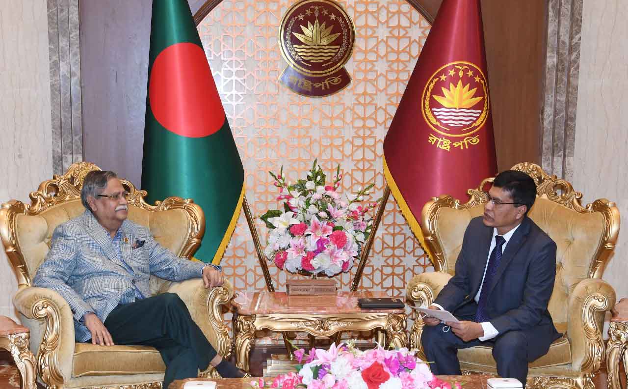 Hon'ble Comptroller and Auditor General of Bangladesh Md. Nurul Islam paid a courtesy visit to Hon'ble President Mr. Mohammad Shahabuddin on 19 November 2023